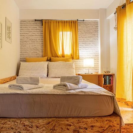 Downtown Central Suite With Private Parking Каламата Экстерьер фото