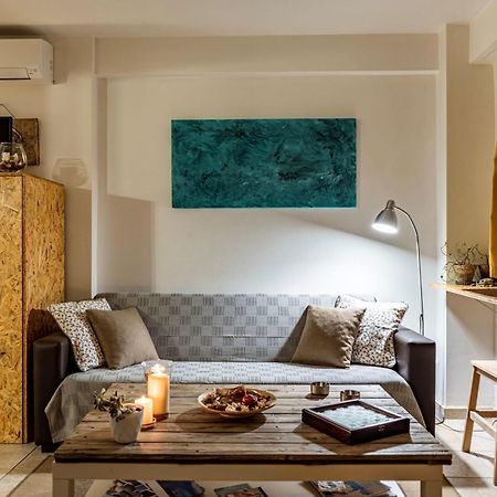 Downtown Central Suite With Private Parking Каламата Экстерьер фото