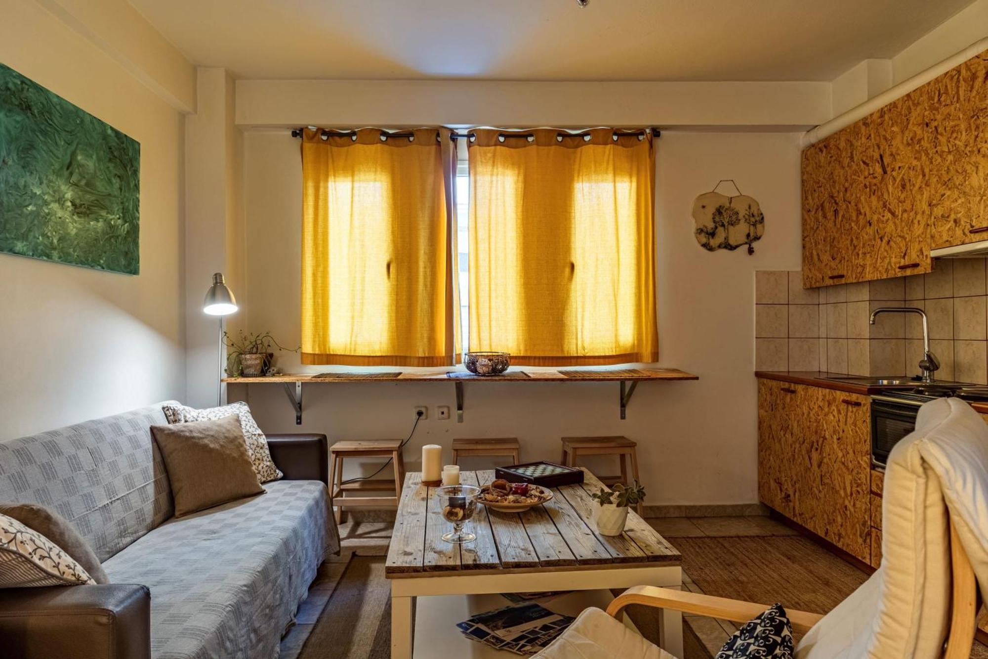 Downtown Central Suite With Private Parking Каламата Экстерьер фото
