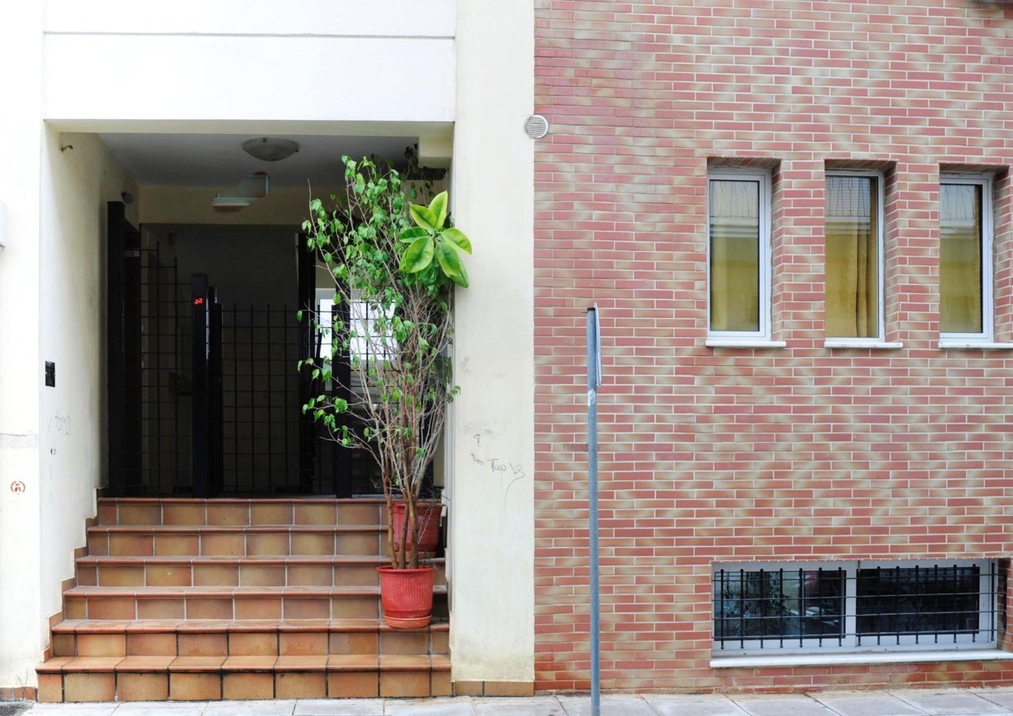 Downtown Central Suite With Private Parking Каламата Экстерьер фото