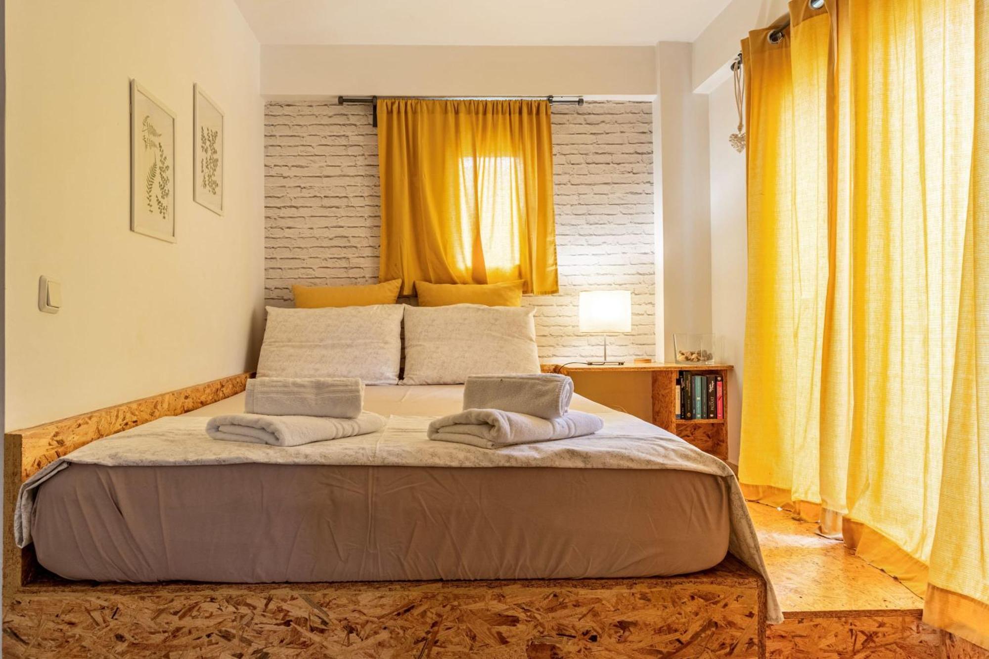 Downtown Central Suite With Private Parking Каламата Экстерьер фото