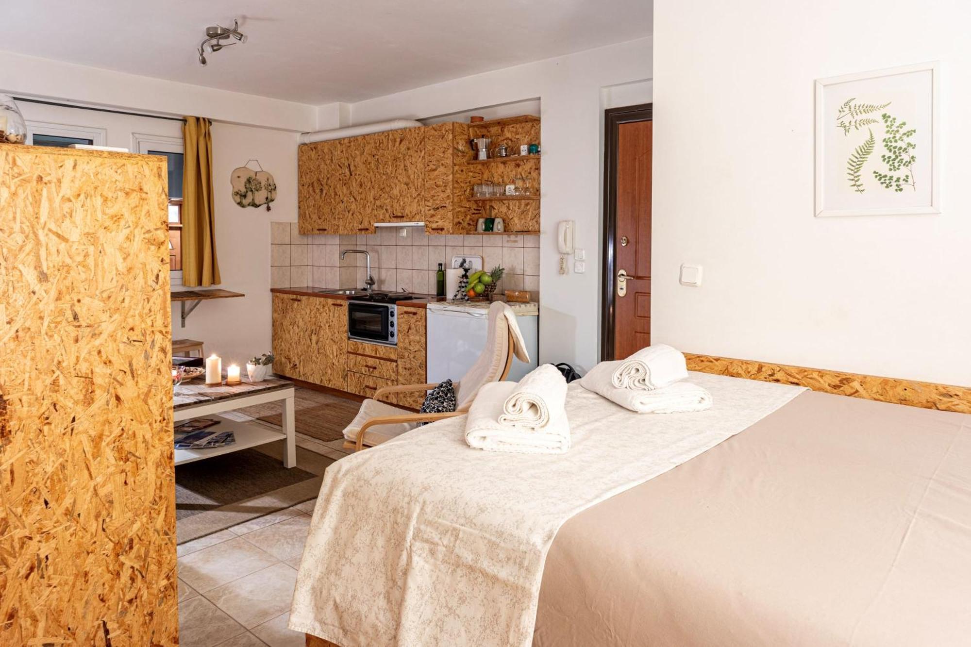 Downtown Central Suite With Private Parking Каламата Экстерьер фото