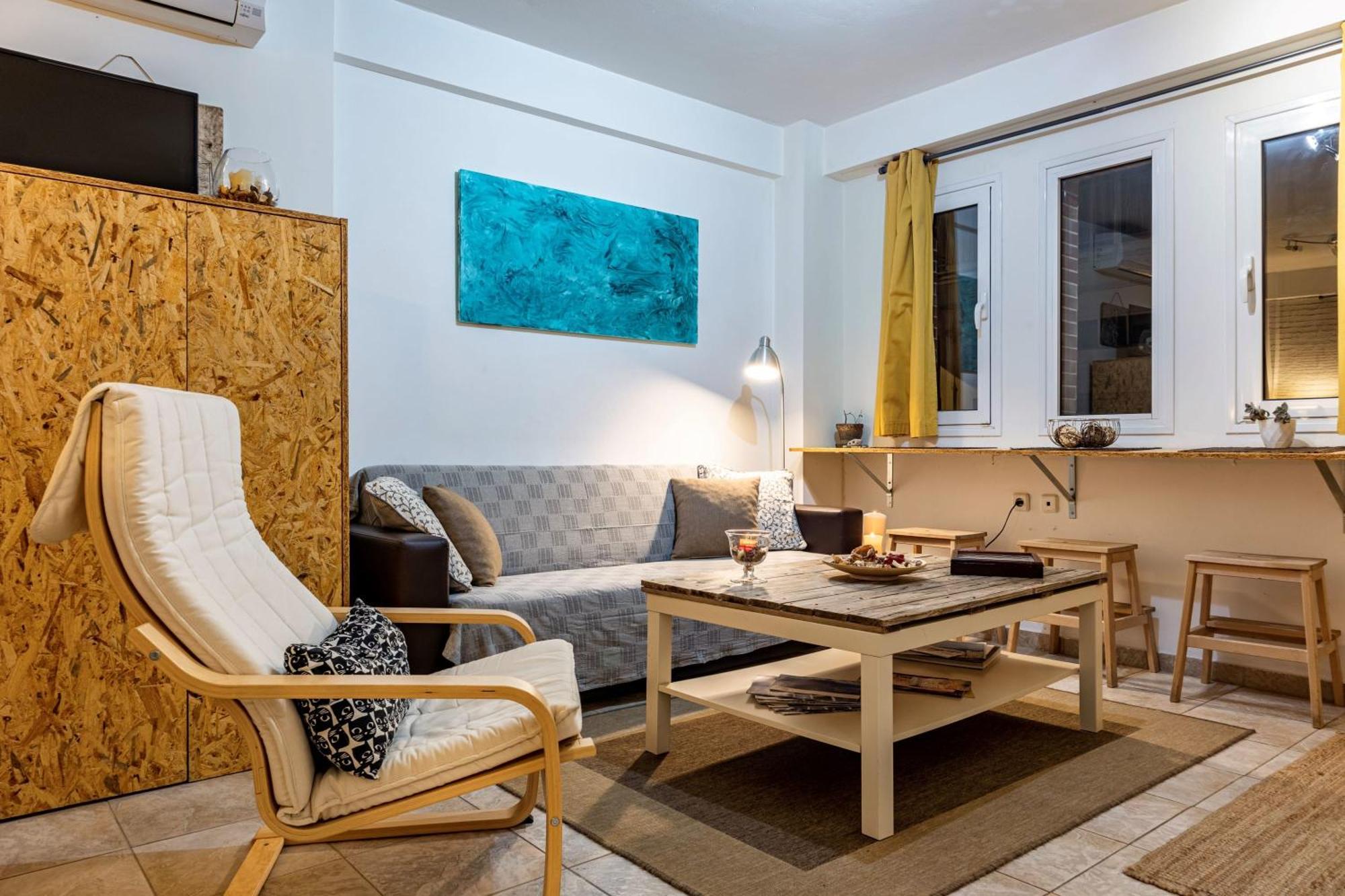 Downtown Central Suite With Private Parking Каламата Экстерьер фото